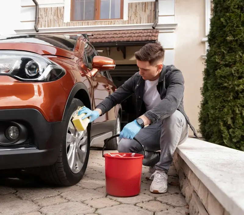 Lavage auto à domicile Saint-Pierre-Église : professionnel intervenant sur un véhicule